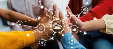 Modern İş Stratejileri 'ni temsil eden Yenilik, Bağlantı ve Takım Çalışması anlamına gelen Teknoloji Simgeleriyle Dijital Proje Üzerinde Çalışan Çeşitli Eller. Dostluk