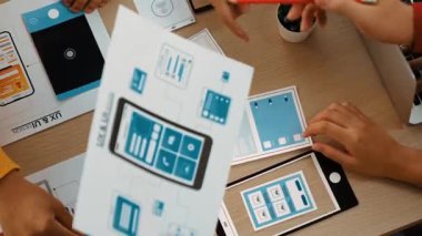 Mobil uygulama ya da web sitesi için kullanıcı arayüzü prototipi planlayan şirket çalışanlarının panorama videosu. UX UI tasarım beyin fırtınası kullanıcı dostu arayüz planı tasarlıyor. Sinerjik
