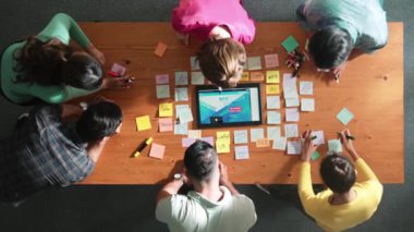 Tablet kablo prototipine bakarken, web tasarımı hakkında beyin fırtınası yapan ve planlayan programcıların tepeden tırnağa görüntüsü. Yetenekli müteahhit takımının dijital uygulamadan bahseden hava görüşü. Sempozyum.