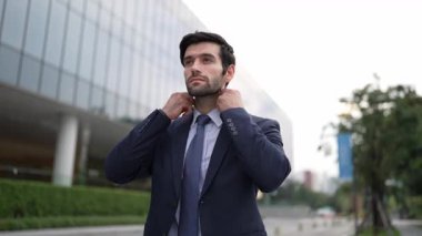 Kafkasyalı yetenekli bir proje yöneticisi. Bulanık geçmişiyle şehirde yürürken telefonla konuşuyor. Akıllı telefon kullanan yetenekli bir işadamı bulanık geçmişi olan bir proje yöneticisiyle konuşuyor. Sevinçli..