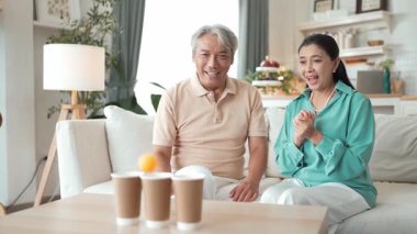 Mutlu yaşlı çift evde birlikte top atmaktan zevk alıyor, sağlıklı yaşlanma için koordinasyon ve bilişsel beceriler geliştiriyorlar. Büyükbabam ve büyükannem klozete pinpon oynuyorlar. Myrmidon.