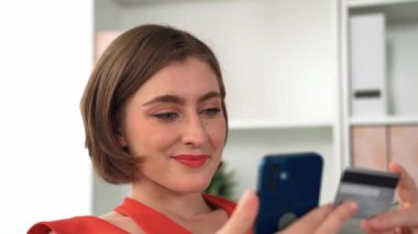 Kadın alışverişi ya da internet pazarında online ödeme modern yaşam tarzı için satış öğeleri arama ve prim siber güvenlik yazılımı tarafından korunan cüzdan çevrimiçi ödeme için kredi kartı kullanma