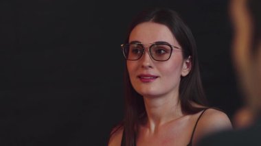 Kokteyl içen güzel bir kadının portresi lüks tezgahın arkasında arkadaşlarıyla ya da çiftlerle sohbet ediyor. Gece hayatındaki sosyetik etkileşim sahnelerini yakalıyorum. Vinosity.