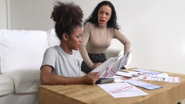 Stresli Afrikalı Amerikalı kadınların kredi kartı borçlarıyla ilgili mali sorunları var. Kötü kişisel para ve ipotek yönetimi krizi kavramını çok önemli ölçüde karşılıyorlar..