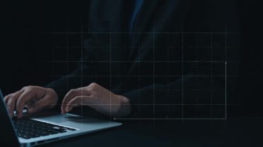 İş adamı iş büyümesi için ölçümleri değerlendirir, genişleme hedefleri koyar. İnovasyon ve strateji 2025 yoluyla sürekli iş büyümesini teşvik etme hakkında görüşler. Kullanıcı Kimliği