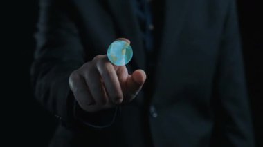 Bu resim, ekoloji ve sürdürülebilirlikle ilgili yenilikçi kavramları sergiliyor, rüzgar türbinleri ve gelişmiş teknoloji ve çevre temaları arasında geri dönüşüm sembolleri yer alıyor. Dörtgen