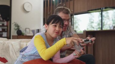 Büyükbaba ve torun birlikte konsol oyunu, eğlence medyası oynuyorlar. Eski kullanım teknolojisi yeni nesil ile iletişim kurar. Nesiller arası uçurum aile bağını güçlendirir. Uyumsuzluk.