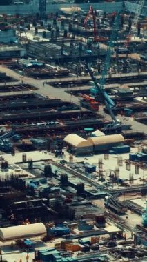 Mega inşaat projesinin ilk aşamalarında Metropolis 'te ağır inşaat makineleri ele geçirilmiş büyük bir inşaat sahası. .