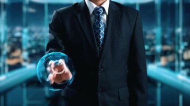 İş adamı, stratejik kararlar için değerli verileri çıkartarak arama motoru araştırması yapıyor. Kapsamlı araştırma ve SEO veri analizi için arama motorları kullanılıyor. Kullanıcı Kimliği