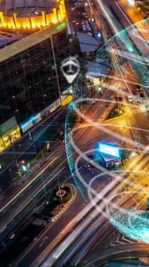 Geleceğin trafik kontrolü için akıllı ulaşım teknolojisi değiştirme konsepti. Sanal akıllı sistem sürücü için şehir caddesindeki araç verilerini bağlamak için sürüş bilgisi analizi yapıyor .