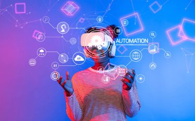 Sanal gerçeklik kulaklığı takan bir kişi canlı dijital ortamda otomasyon grafikleriyle etkileşime girer ve teknoloji ve yaratıcılığın yakınsamasını gösterir. XDMCP