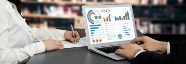 İş veri paneli, pazarlama stratejisi planlaması için iş zekası analizi sunar. Müşteri taleplerini analiz etmek ve iş dünyasının geleceğini önceden görmek için büyük veriler sunulur.