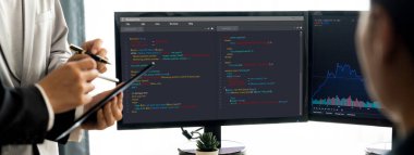 Uygulama ve program kodlaması için bilgisayar ekranında yazılım geliştirme programlama