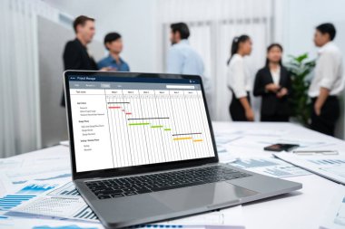 Ekip projesinin zaman çizelgesini gösteren bilgisayar ekranında canlı iş projesi yönetimi için proje planlama yazılımı