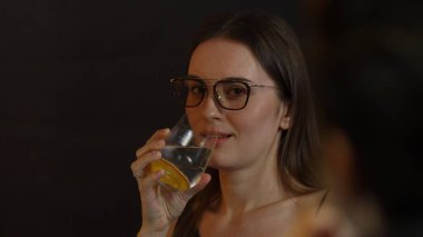 Kokteyl içen güzel bir kadının portresi lüks tezgahın arkasında arkadaşlarıyla ya da çiftlerle sohbet ediyor. Gece hayatındaki sosyetik etkileşim sahnelerini yakalıyorum. Vinosity.