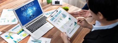 Yapay zeka etik standart hukuk ve bilgisayar ekranındaki kurallar yapay zeka etik şeffaflığının teknoloji suçunu önlediğine dair rapor sunuyor. canlı