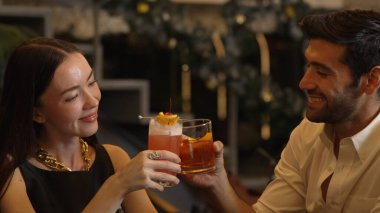 Gülümseyen güzel bir kadın, Paloma kokteyli ile kadeh kaldırıyor. Eski moda, zevkli ve zevkli bir çiftin bardaki özel gece kulübü partisinde canlı sohbetin tadını çıkarıyor. Vinosity.