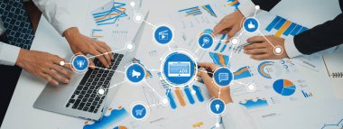 Takım üyeleri pazarlama stratejileri üzerinde işbirliği yaparak grafik ve grafiklerle gösterilen veri analizlerinden yararlanırlar. Dinamik bir çalışma alanı yaratıcılığı ve yeniliği teşvik eder. Dostluk