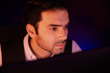 Piyasa verilerini ya da e-postalarını analiz eden sıkılmış işadamlarının, satış kanalı çevrimiçi ürünü üzerinde gecenin geç saatlerinde oluşturulan çevrimiçi ürün hazırlıklarına geri gönderdikleri portre. Tahmin et..