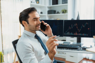 İki borsa yatırımıyla danışman ya da ortağı arayan tüccar işadamı, veri analizini yüksek kârlı dinamik teknoloji borsasına yatırım yapmak için karşılaştırdı. Tahmin et..