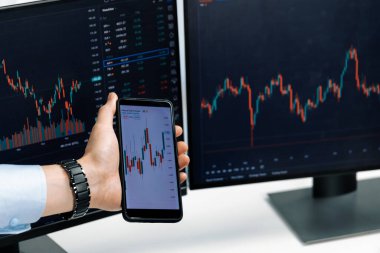 İşadamı olarak kalemle işaretlenmiş, kadın yatırımcının internet sitesi program uygulamasının akıllı telefonuyla kontrol ediliyor. İç işlerindeki dinamik borsa ile kontrol ediliyor. İnfobahn.