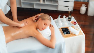 Kafkasyalı kadın müşteri stres önleyici spa masajının keyfini çıkarıyor ve lüks otel ya da oteldeki gündüz açık ortam güzellik salonunda güzellik teniyle eğleniyor. Sessiz.