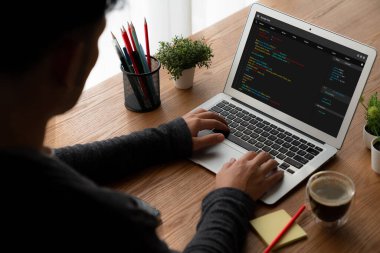 Model uygulama ve program kodlaması için bilgisayar ekranında yazılım geliştirme programlama