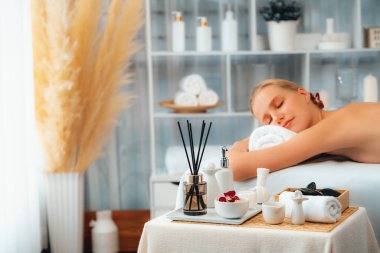 Kafkasyalı kadın müşteri stres önleyici spa masajının keyfini çıkarıyor ve lüks otel ya da oteldeki gündüz açık ortam güzellik salonunda güzellik teniyle eğleniyor. Sessiz.