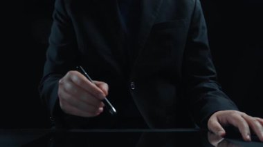 İş adamı, stratejik kararlar için değerli verileri çıkartarak arama motoru araştırması yapıyor. Kapsamlı araştırma ve SEO veri analizi için arama motorları kullanılıyor. Kullanıcı Kimliği