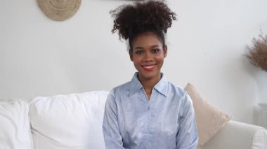 Mutlu hasta ve psikolog klinikte olumlu duygularla zihinsel sağlık sohbetlerini paylaşırken, aynı zamanda yurtiçi ofiste başarılı bir iş ve hayatı psikologa anlatıyor.