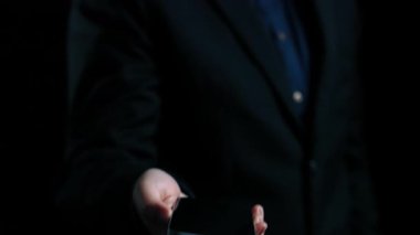 İş adamı, tahminsel büyük veri modellerinden gerçek zamanlı analizlere uzanan eğilimleri ve görüşleri ortaya çıkarmak için veri analizlerini derinlemesine inceleyerek, veri güdümlü kararların analitik endüstrileri UUID 'ye nasıl yönlendireceğini öğrenir