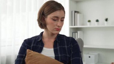 Destekleyici ve rahatlatıcı eller depresif hastayı neşelendiriyor ya da empati kurarak stres yapıyor. Psikolog, klinikte stresli ve üzgün bir hastaya güven veriyor..