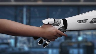 Modern dijital ortamda bir insan eli robotik bir ele uzanıyor. Güvenlik kilidi sembolü insan ve makine arasındaki teknoloji işbirliğini temsil eder. Auvana