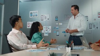 Genç ve güzel iş kadını, çeşitli iş toplantıları sırasında erkek lidere yaratıcı bir etiket gönderiyor. Fikir paylaşımı, beyin fırtınası pazarlama stratejisi, birlikte çalışma. Yönlendirici.