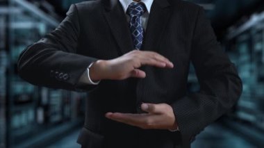 Bir işletme profesyoneli modern ofis ortamında maliyet azaltma stratejilerini temsil eden dijital ikonlar sergiliyor ve veri analizi ve finansal büyüme kavramlarını gösteriyor. Dörtgen