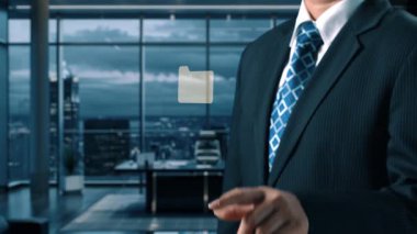 Verimli çalışma süreçleri için çevrimiçi belge dizinlerini yöneten iş adamı. Tüm önemli çevrimiçi belgelerinize kolayca güvenli ve hızlı bir şekilde erişim sağlayın. Kullanıcı Kimliği