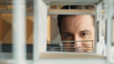 Kafkasyalı mimar mühendisinin yakın çekimi ev inşaatını denetlemek ve bina malzemelerini kontrol etmek. Proje yöneticisi modele dikkatlice bakarken kalemi işaret ediyor. Yönlendirici.