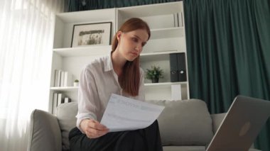 Stresli genç bayanın kredi kartı borçlarıyla ilgili mali sorunları var. Kötü kişisel para ve mortgage ödeme yönetimi krizinden korunmak için. Kadınlar aşırı harcama yüzünden finansal iflastan endişe ediyorlar.