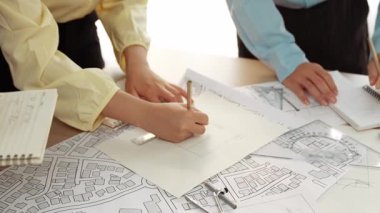 Mimari ve güvenlik mühendisi, modern ofiste doğruluk için mimari belge ve ölçüm aracına dizüstü bilgisayardaki inşaat ayrıntılı planlarını yazar. - Yakın çekim. Tanımlama.