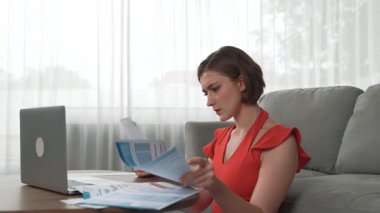 Stresli genç bayanın kredi kartı borçlarıyla ilgili mali sorunları var. Kötü kişisel para ve mortgage ödeme yönetimi krizinden korunmak için. Kadınlar aşırı harcama yüzünden finansal iflastan endişe ediyorlar.