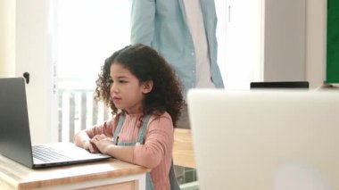 Kafkasyalı öğretmen Asyalı öğrenci kodlama mühendisliğine yardım ederken çeşitli öğrenciler yapay zeka yazılımı kullanıyor. Zeki, mutlu, çekici çocuklar, oturma ve programlama sistemi. Eğitim. Pedagoji.