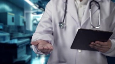 Doktorun tableti tutmasına ve teknoloji yeniliklerini kullanarak DNA örneği hologramını tutmasına yakın durun. Genetik araştırmaları kontrol ederken genetik bozuklukların tedavisine hazırlanan tıbbi çalışmalar. İyileştirici.