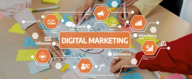 Dinamik sahne, dijital pazarlama stratejisinde işbirliği yapan elleri gösteriyor. Renkli yapışkan notlar ve grafikler önemli pazarlama kavramları ve eğilimlerini göstermektedir. Dostluk