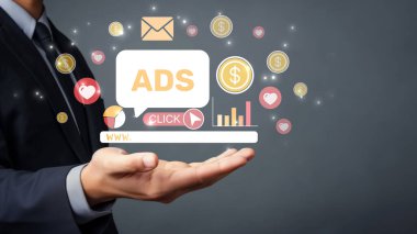 Bu resim, dijital çağdaki etkileşim ve pazarlama artışını vurgulayan çevrimiçi reklam unsurlarını gösteren profesyonel bir el görüntüsü yakalıyor. XDMCP