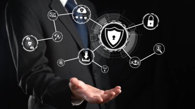 İş adamı siber güvenliğin özünü keşfeder. Siber koruma yöntemlerini, siber tehditleri derinlemesine araştır ve siber güvenlik duruşunu destekle. Siber Güvenlik Çağı FaaS 'ında yol almak için gerekli.