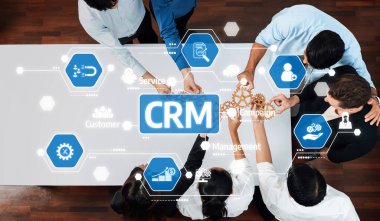 Modern teknolojiyi kullanarak CRM stratejileri üzerinde çalışan çeşitli bir ekip. Görsel semboller, müşteri ilişkileri ve iş büyümesi için iş akışını ve yönetim araçlarını göstermektedir. Dostluk