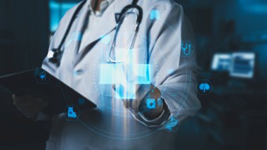 Tıbbi haç hologramına işaret ederken elinde tablet olan doktorlara yaklaş. Profesyonel pratisyen hekimin holograma tıklaması ve teşhis koymak için tıbbi verilere erişmesi. İyileştirici.