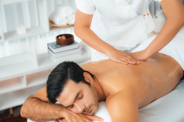 Kafkas erkek müşteri stres önleyici spa masajının keyfini çıkarıyor ve lüks otel veya oteldeki gündüz açık hava ortamında güzellik derisi eğlencesi ile şımartıyor. Sessiz.