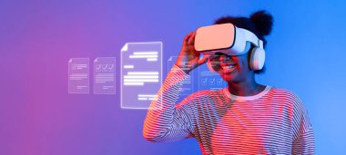 Genç bir kadın dijital belgelerle çevrili sanal gerçekliği neşeli bir şekilde keşfediyor, canlı bir ortamda teknoloji ve ticaretin karışımını sergiliyor. XDMCP