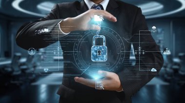 Profesyonel bir işadamı, modern bir ofis ortamında siber güvenlik ve veri korumasını temsil eden teknoloji sembolleri arasında dijital bir kilit simgesi sergiliyor. Dörtgen